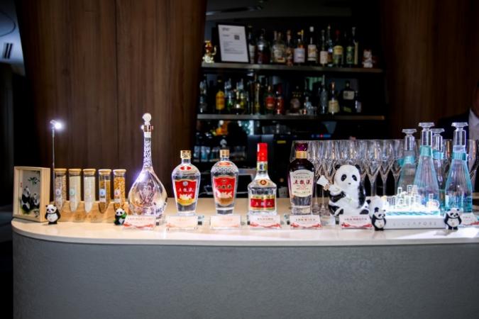 架子上放着许多瓶子

AI 生成的内容可能不正确。